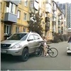 В Красноярске отец юной велосипедистки ложно обвинил водителя внедорожника в травмах дочери (видео)