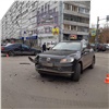 В центре Красноярска на перекрёстке с выключенным светофором Mercedes столкнулся с Volkswagen