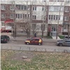 «Должен быть примером»: красноярец пожаловался на паркующегося на газоне инструктора автошколы 