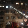 Из ночного пожара в красноярской пятиэтажке спасли 24 человек. Горели несколько квартир (видео)
