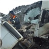 «Столкнулись лоб в лоб»: на юге Красноярского края произошла смертельная авария двух тяжелых грузовиков