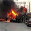 В Красноярске на остановке «Спортзал» горит шиномонтажка. Пожарным мешает шквалистый ветер (видео)