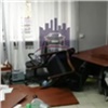 «Перевернули мебель и угрожали беременной»: в Красноярске разыскивают налетчиков на офис (видео)