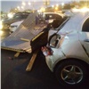 На правобережье Красноярска оторванная ветром крыша рухнула на автомобили