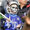 Наряженные в честь Хэллоуина красноярцы пришли поболеть за хоккейный «Сокол»