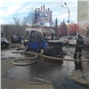 В центре Красноярска вспыхнул микроавтобус. Очевидцы не пожалели огнетушители, но потушить не смогли (видео)