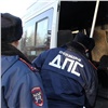 Красноярские полицейские поймали на трассе автобус с пьяным водителем. Он вез детей на кукольный спектакль (видео)