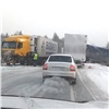 Под Красноярском экстренно затормозившая на гололеде Scania собрала ДТП из грузовика и двух легковых машин (видео)