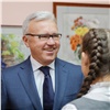 «Это был сюрприз»: губернатор Александр Усс посетил выставку юной красноярской художницы