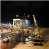 В Красноярске за ночь поставили первый пролёт пешеходного моста через Николаевский проспект