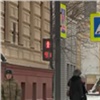 С проспекта Мира в Красноярске пытаются прогнать автомобилистов, удлинив красный сигнал светофоров (видео)