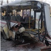 В Красноярске после аварии «разорвало» автобус с пассажирами. Есть пострадавшие (видео)
