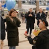 Красноярец в аэропорту сделал трогательное предложение девушке, которая дождалась его из армии (видео)