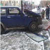 В центре Красноярска «Нива» после ДТП вылетела на тротуар и врезалась в кафе
