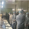 «В крае тесно — пора на экспорт»: депутаты Заксобрания побывали на красноярских производствах рыбы и сыра