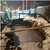 В Красноярске прорвало гнилую трубу и затопило улицу в Октябрьском районе. Жители 24 домов остались без воды