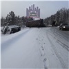 Под Красноярском обгонявшая Mazda устроила ДТП с тремя грузовиками. Один человек погиб, еще двое в больнице (видео)