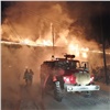 В Эвенкии пожарные всю ночь тушили деревянный барак. 25 человек остались без жилья