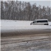 На трассе в Красноярском крае пенсионер на Skoda врезался в микроавтобус: пострадали 4 человека