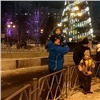 Красноярцы подняли шум в соцсетях: пробираются к ёлке в центре города с риском для жизни (видео)