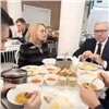 Александр Усс отобедал в столовой, где кадет кормили едой с личинками (видео)