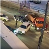 В Красноярске на проспекте Свободном в одном месте с разницей в несколько минут произошли две аварии. Движение парализовано (видео)