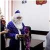 Переодетый в Деда Мороза полицейский подарил красноярке её же украденный телефон