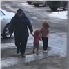 На Водопьянова мужчина гулял с двумя раздетыми дочерьми. Полиция забрала детей (видео)