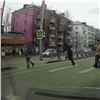 На опасной улице Мичурина в Красноярске пешеходы продолжают с риском для жизни переходить дорогу (видео)