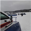 Спасатели «испортили отдых» 300 красноярцам. Им запретили кататься на машине по опасному льду водохранилища (видео)