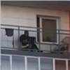 «Не надо печалиться»: красноярцы устраивают концерты на балконах во время коронавируса (видео)