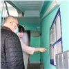 Жителям правобережья Красноярска советуют жаловаться на грязь в подъездах во время коронавируса