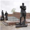 В сквер на правобережье Красноярска привезли скульптуры для военного памятника