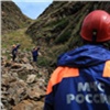 В Красноярском крае туристка фотографировалась на горе и сорвалась вниз. Женщина погибла