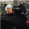 Мужчина по пояс высунулся из окна авто и прокатился по Копыловскому мосту (видео)