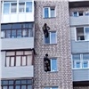 В Красноярске оперативники спустились с крыши в квартиру с наркотиками: задержаны две девушки (видео)
