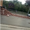 «Разгрузился на ходу»: в Красноярске из грузовика на дорогу высыпался грунт (видео) 