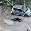 На правобережье Красноярска на глазах у прохожих умер мужчина (видео)