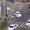 В центре Красноярска таксист сбил девушку на переходе и увез с собой (видео)