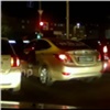 На правобережье Красноярска неизвестный разбил стекло в такси и распылил баллончик в лицо водителю (видео)