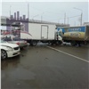 На кольце улицы Брянская произошло тройное ДТП с грузовиками. Красноярцы думают, что устроил его автоподставщик (видео)