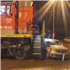 На правобережье Красноярска водитель Renault снес шлагбаум и въехал в тепловоз