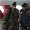 В недоступной тайге на юге Красноярского края у охотника отказали ноги. Он вызвал вертолет со спасателями (видео)