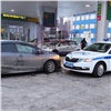 «И вызывать никого не надо»: в Красноярске девушка на Mazda устроила ДТП с полицейской машиной на заправке (видео)