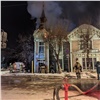 В центре Красноярска загорелось старинное здание (видео)