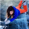 Красноярцы делятся в Instagram необычными кадрами на фоне красивого льда