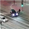 В Красноярске водитель BMW сбил подростка и получил по лицу от проходящего мимо собачника (видео)