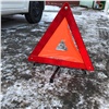 В Зеленогорске из-за коммунальной аварии машина вмерзла в лёд: вытаскивали сотрудники полиции и МЧС 