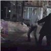 «Ничего не понятно, но очень интересно»: полиция ищет участников странной драки в Железнодорожном районе Красноярска (видео)