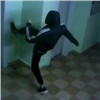 В Покровском компания подростков «напала» на кнопку лифта (видео)